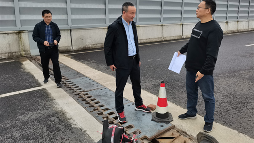 綿陽市一環(huán)路南段東延線工程(止于S205)現(xiàn)場檢查橋梁伸縮縫 綿陽市一環(huán)路南段東延線工程(止于S205)現(xiàn)場檢查橋梁伸縮縫