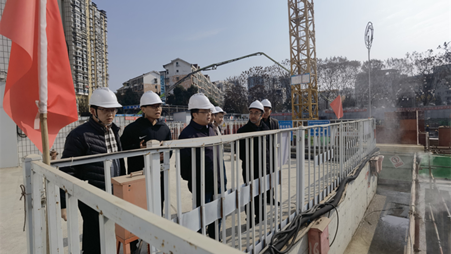 圖二：集團黨委委員、副總經(jīng)理倪丹督導嘉來建工安全工作